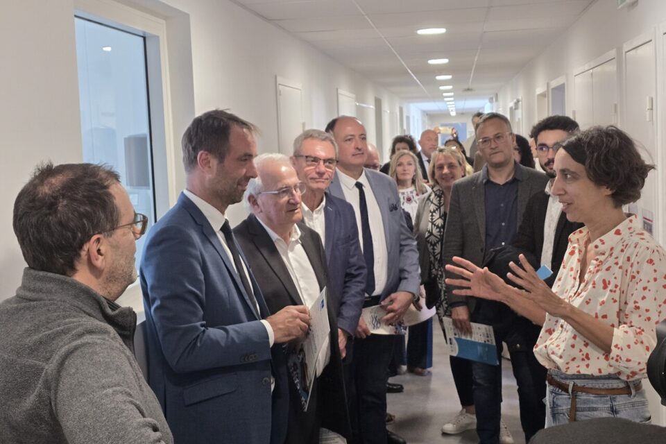 Le maire de Montpellier a pu rencontrer des employés et des chercheurs du bâtiment, dont ici une microbiologiste