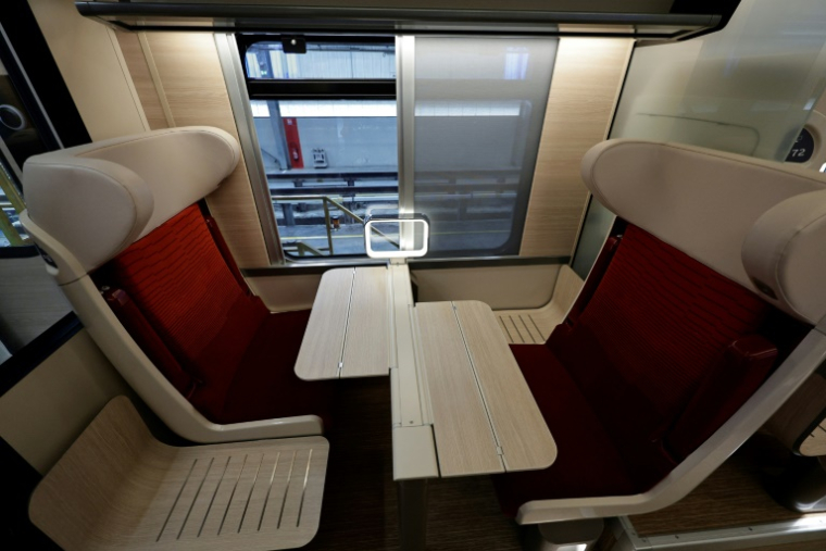 Un wagon première classe du nouveau train "Oxygène", destiné à remplacer les Intercités Corail, présenté le 24 avril 2025 à Villeneuve Saint-Georges, près de Paris ( AFP / STEPHANE DE SAKUTIN )