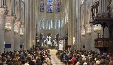 A Notre-Dame de Paris, les fidèles saluent un « homme humaniste proche des peuples »
