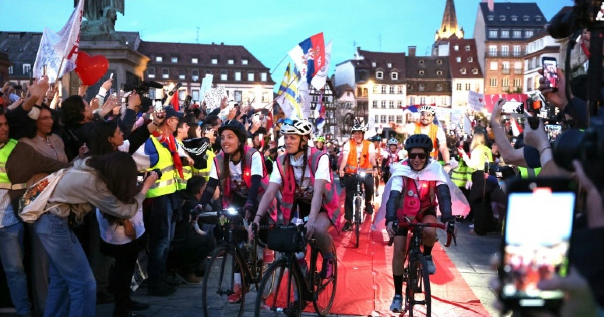 Des étudiants serbes, protestaires à vélo, arrivent à Strasbourg : Actualités