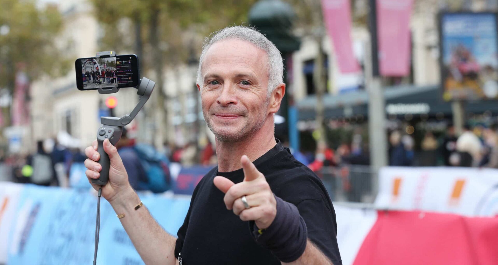 "Je fais mon coming-out" : Samuel Étienne lâche "un scoop" de taille en plein live Twitch