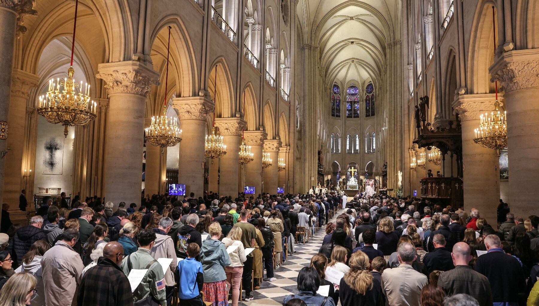Prières et recueillement pour le pape François à Notre-Dame à Paris et à la "Bonne Mère" à Marseille
