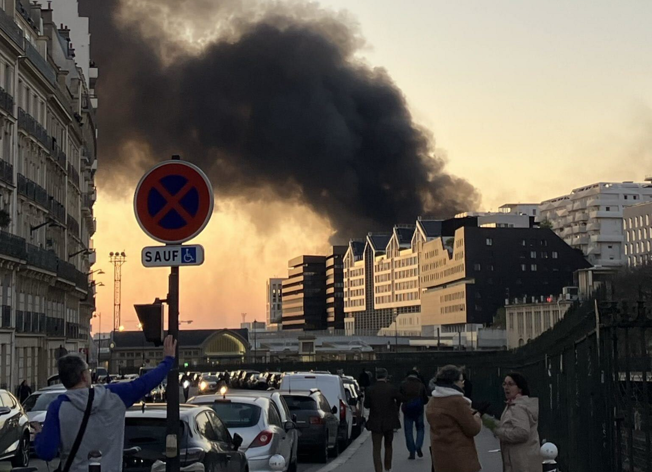 Spectaculaire incendie dans un centre de tri, un agriculteur contre l'État... L'info à midi en Île-de-France