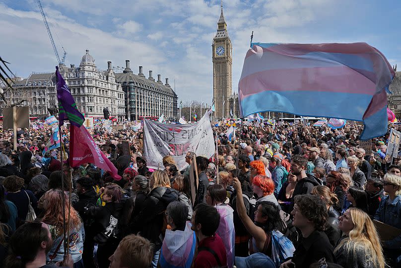 Des milliers de personnes se sont rassemblées à Londres, samedi, pour soutenir les droits des transgenres.