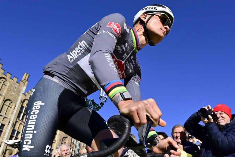 Mathieu van der Poel au départ du Tour des Flandres le 6 avril 2025. (DIRK WAEM)