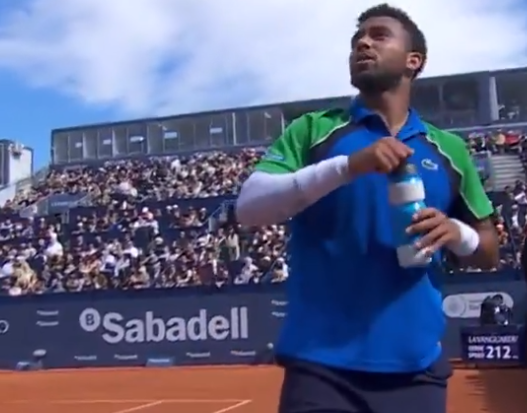 en vidéo, l’échange plein de légèreté entre Arthur Fils et l’arbitre durant sa demi-finale à Barcelone face à Carlos Alcaraz