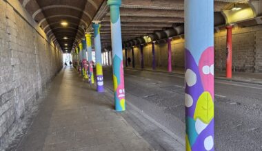 qui a dessiné des motifs tout en couleurs sur ces pylônes sous ce tunnel du Mans ?