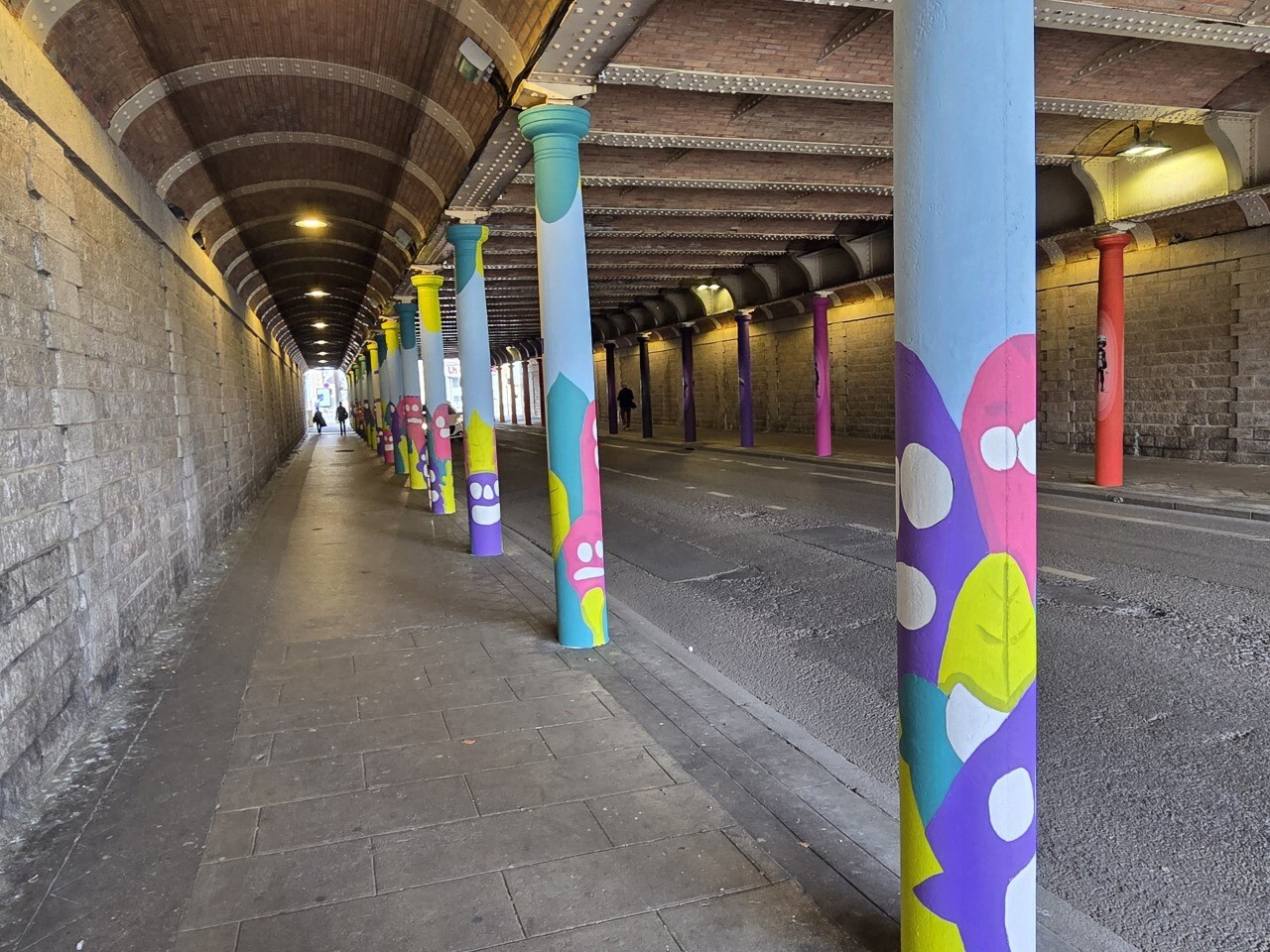 qui a dessiné des motifs tout en couleurs sur ces pylônes sous ce tunnel du Mans ?