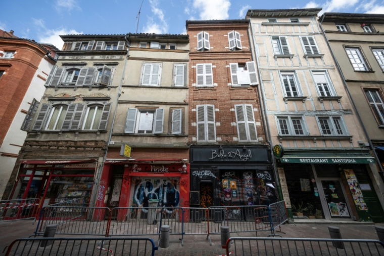 Un immeuble menaçant de s'effondrer, sécurisé par les services municipaux à Toulouse, le 14 avril 2025 en Haute-Garonne ( AFP / Lionel BONAVENTURE )