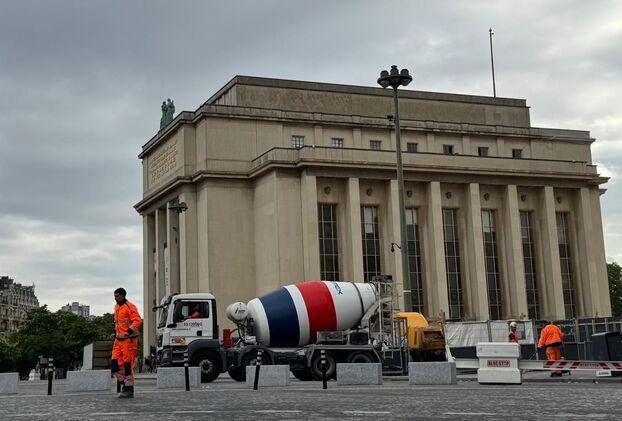 Place du Trocadéro et du 11 Novembre (XVIe), le 22 avril. Les premières opérations ont commencé ce mardi, notamment avec le tracé de la future piste cyclable le long du palais de Chaillot. LP / Paul Abran