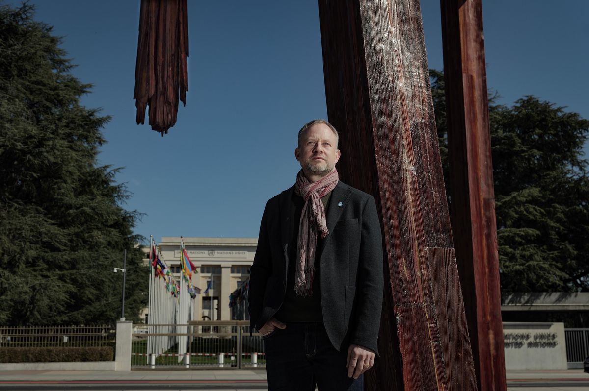 Daniel Suda Lang, directeur de Handicap International, pose à côté de la «Broken Chair» sur la place des Nations à Genève.