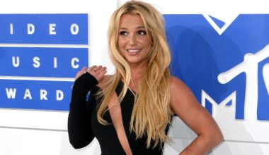 Britney Spears débarque à l’aéroport de Mexico avec une étrange poupée portée par son garde du corps