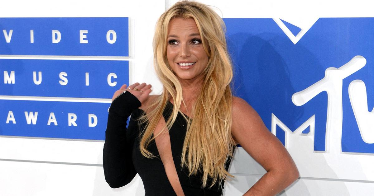 Britney Spears débarque à l’aéroport de Mexico avec une étrange poupée portée par son garde du corps