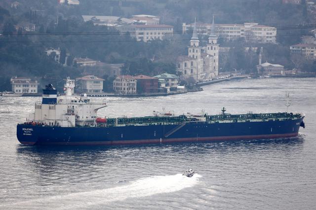Le pétrolier “Seajewel”, battant pavillon maltais, traverse le Bosphore à Istanbul, en Turquie, le 21 janvier 2025.