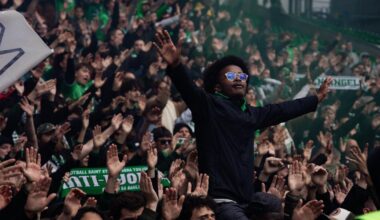 des milliers d’ultras mettent le feu en tribune pour encourager les Verts avant le derby