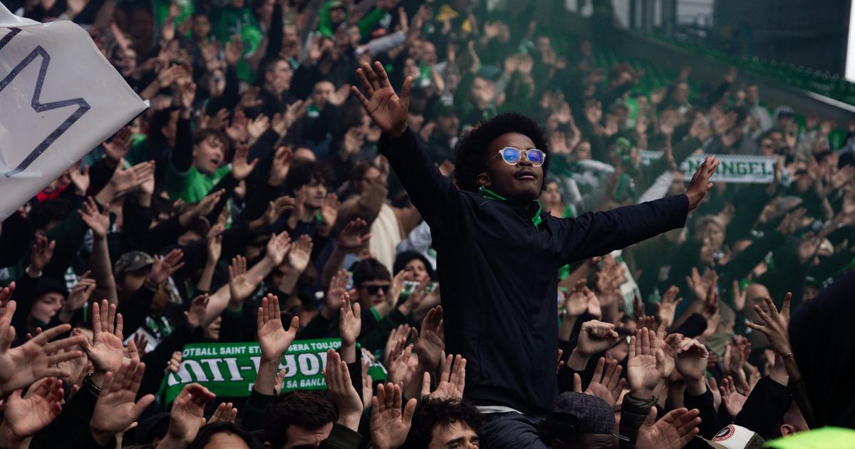 des milliers d’ultras mettent le feu en tribune pour encourager les Verts avant le derby