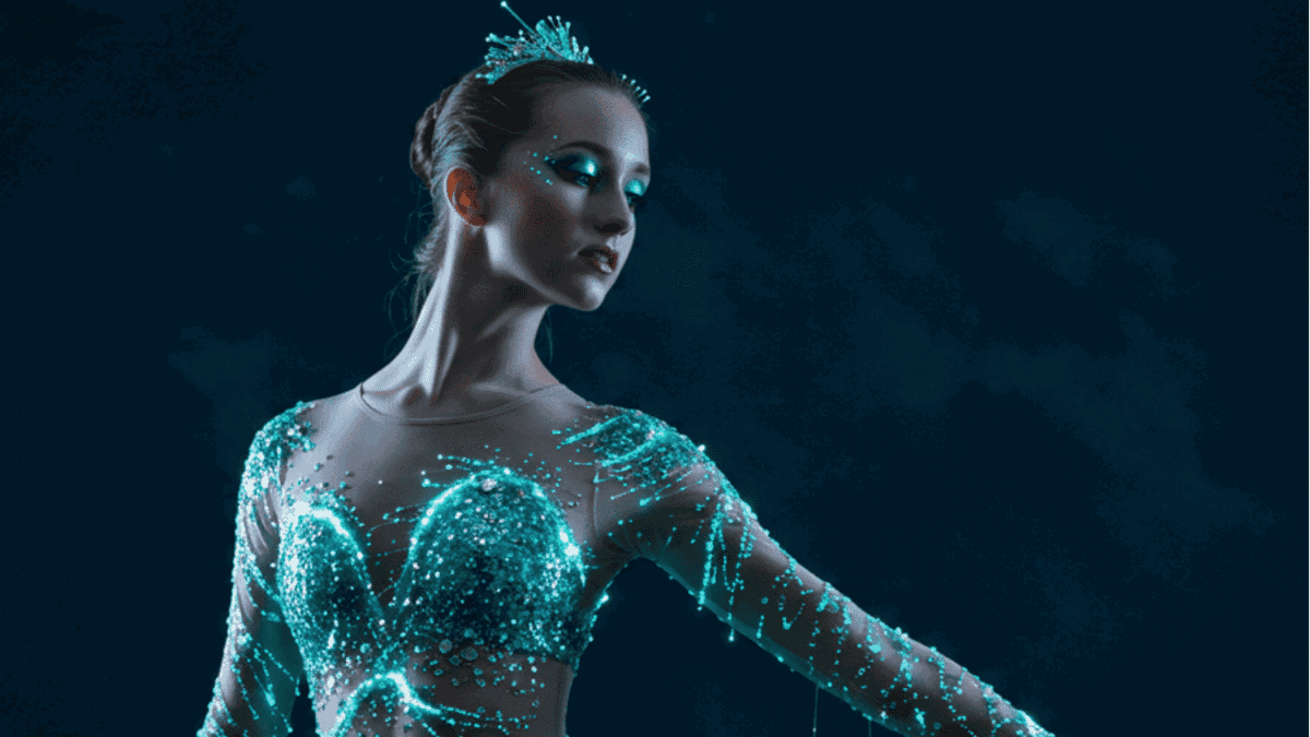 Photo d'une danseuse en gros plan avec un costume lumineux pour Ballet of Lights