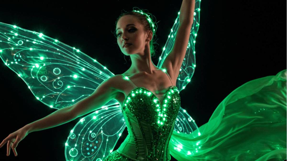Photo d'une danseuse avec un costume lumineux vert