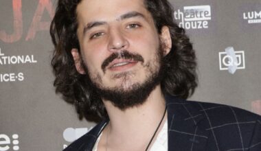 Son fils aîné si discret, dont le père est une figure du cinéma, fait son apparition à Paris