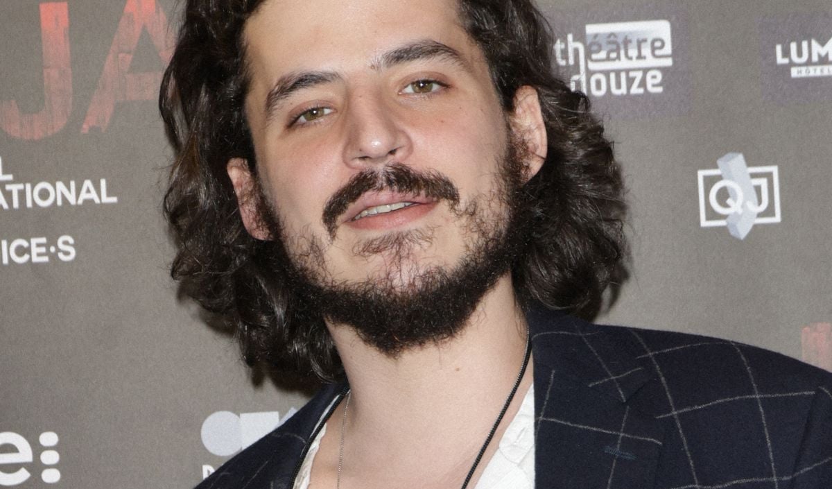 Son fils aîné si discret, dont le père est une figure du cinéma, fait son apparition à Paris