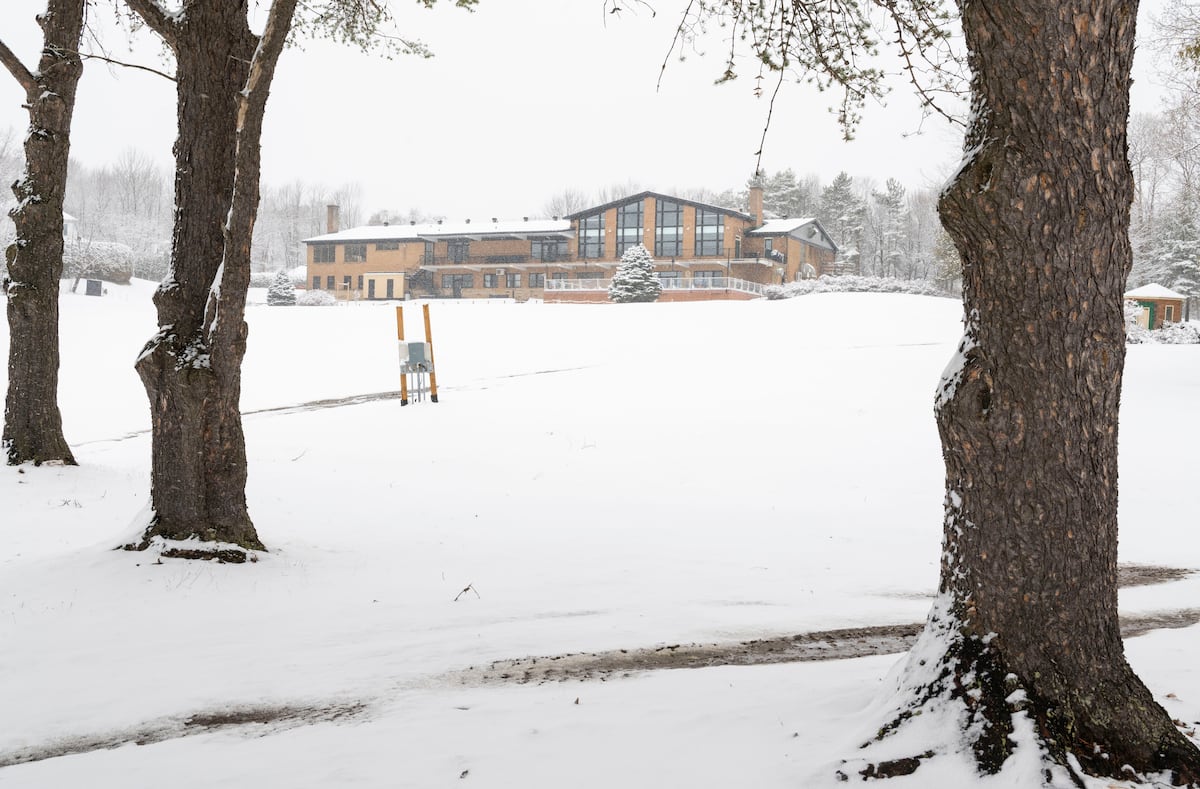 Le couvert neigeux recouvre toujours les allées du Club de golf de Sherbrooke.