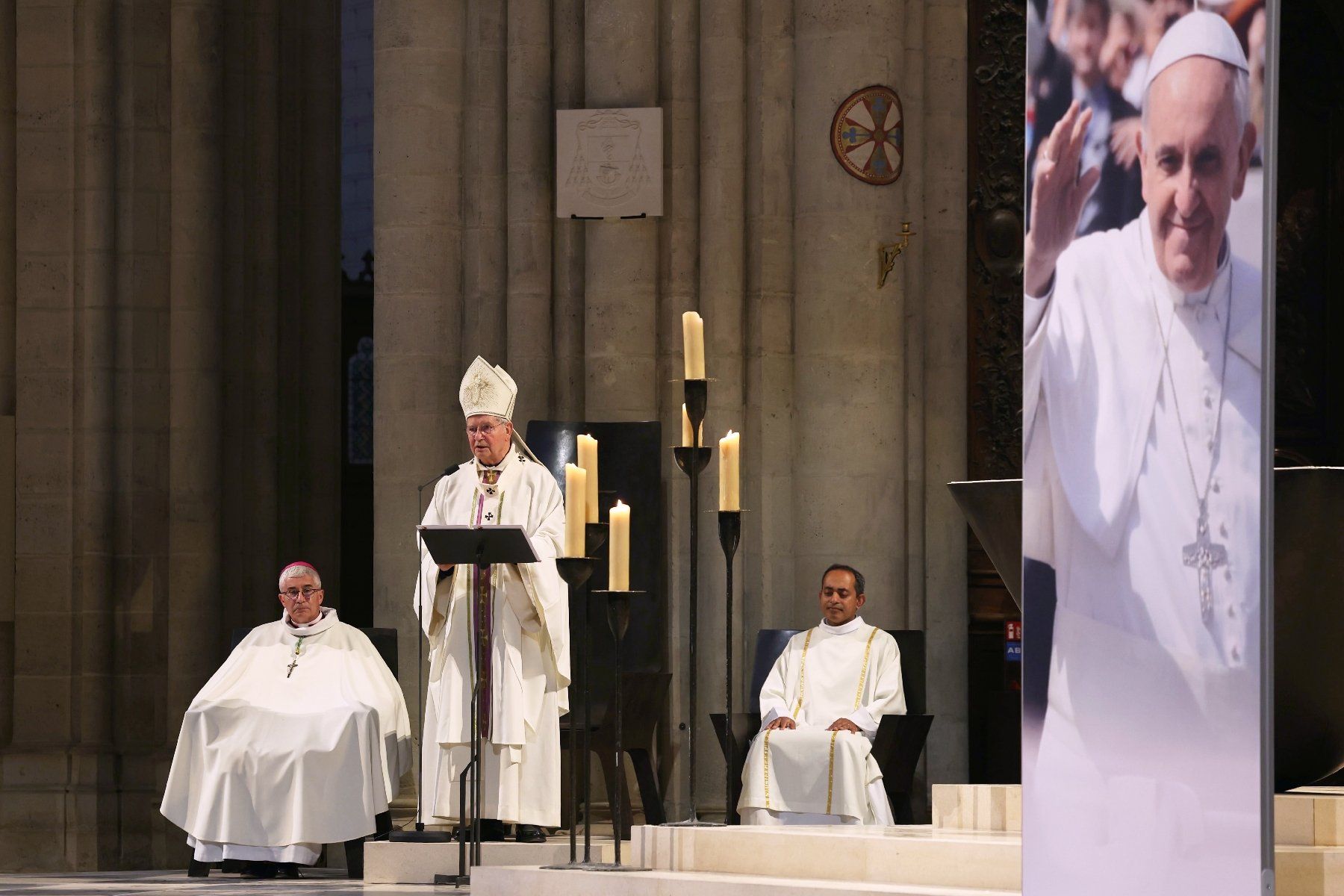 L'archevêque de Paris Laurent Ulrich (2e à gauche) célèbre une messe solennelle pour le défunt pape François à la veille de ses funérailles, à la cathédrale Notre-Dame de Paris à Paris, le 25 avril 2025 The Vatican on April 25, 2025, said 150,000...