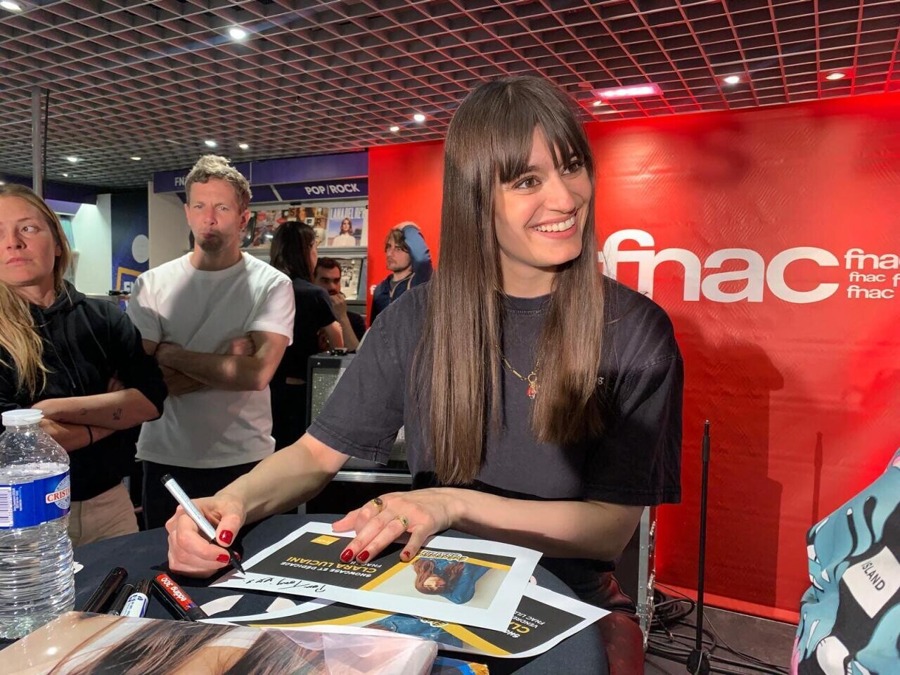 Lille. Clara Luciani électrise la Fnac avec un showcase et une séance de dédicace