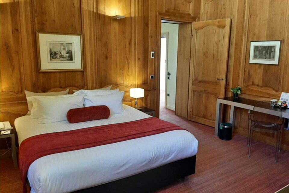 Certains chambres ont une plus grande hauteur sous plafond que les suites, comme celle-ci.