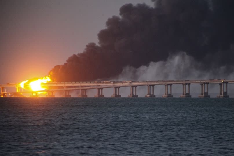 Le pont reliant le continent russe et la péninsule de Crimée au-dessus du détroit de Kertch, le 8 octobre 2022.