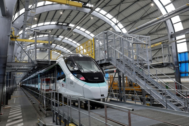 La première rame "Oxygène", destinée à remplacer les Intercités Corail, présentée le 24 avril 2025 à Villeneuve Saint-Georges, près de Paris ( AFP / STEPHANE DE SAKUTIN )