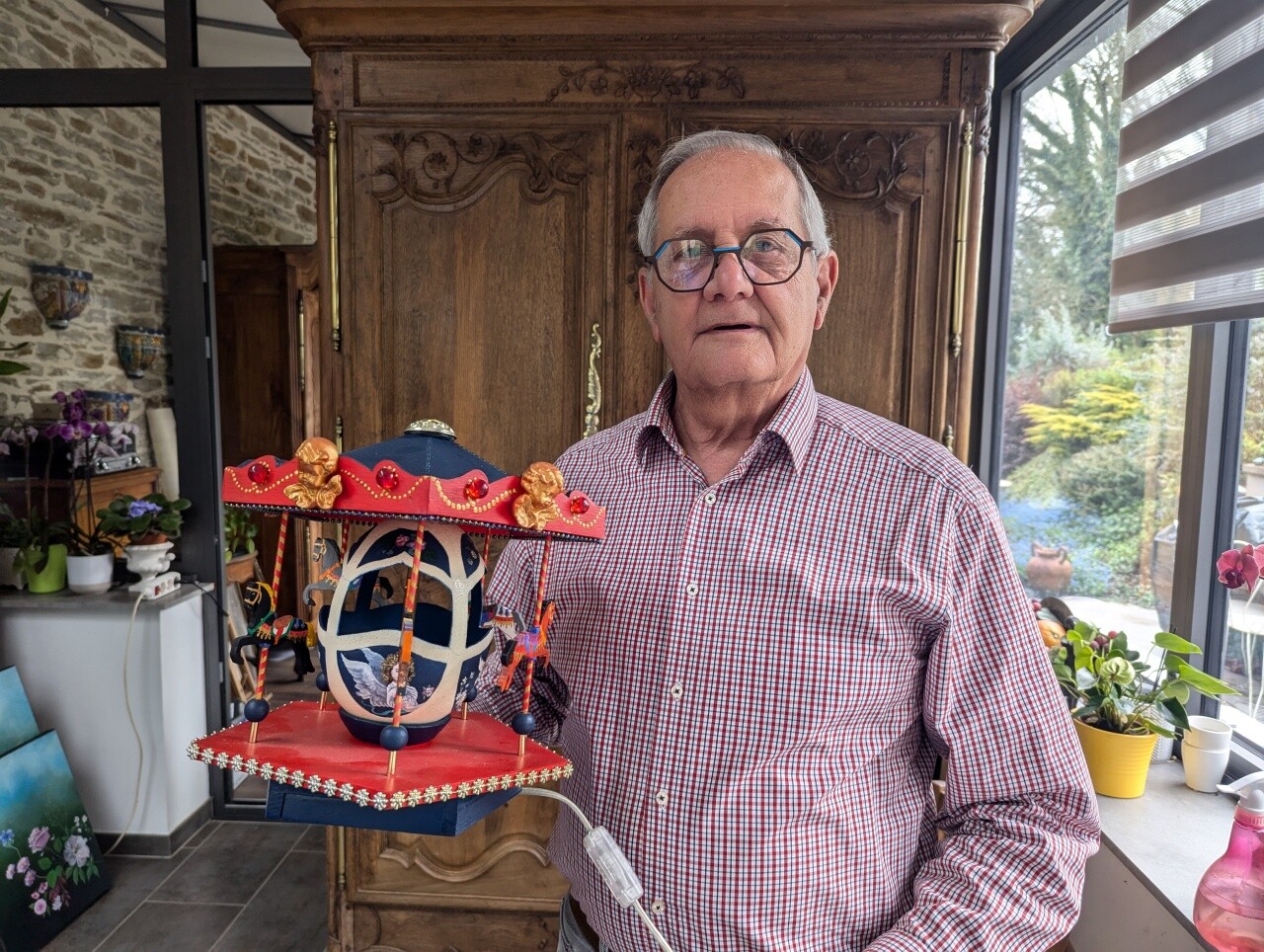 Bernard Juan peint et sculpte des œufs d'autruche !