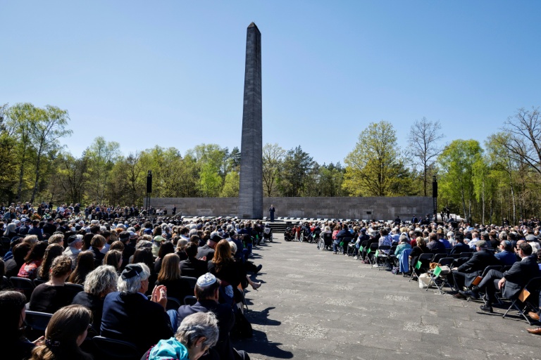 Cérémonie commémorant la libération du camp de concentration nazi de Bergen-Belsen, le 27 avril 2025 au Mémorial de Bergen-Belsen à Lohheide (nord-ouest de l