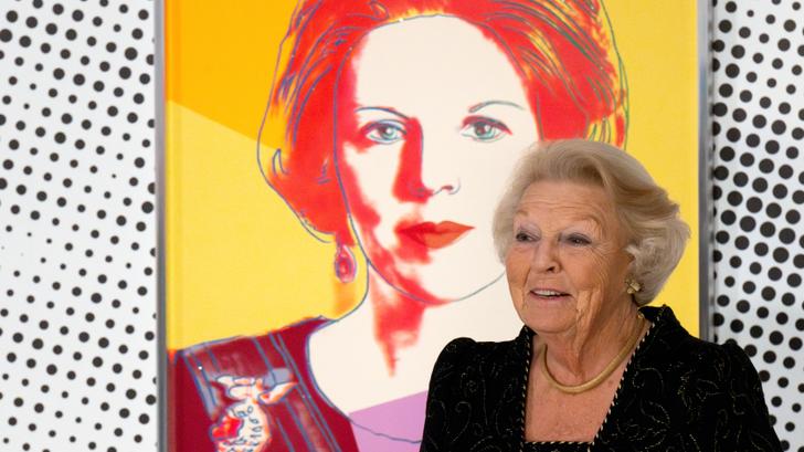 La princesse Beatrix des Pays-Bas devant son portrait réalisé par Andy Warhol.