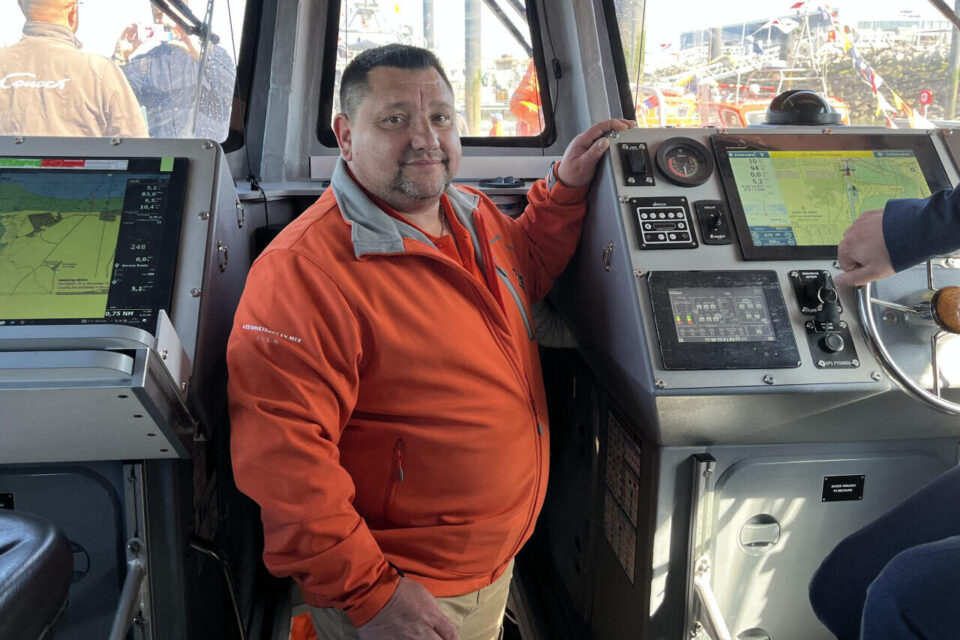 Reynald, très ancien memebre de la SNSM de Ouistreham est monté à bord pour admirer la cabine de pilotage et les commandes du nouveau bateau le bijou de technologie.