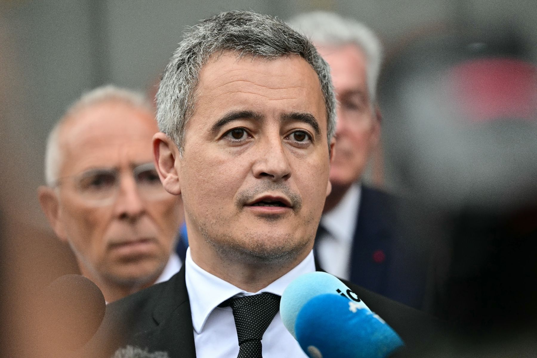 Le ministre de la Justice Gérald Darmanin devant la prison de Toulon-La Farlède, près de Toulon, le 15 avril 2025