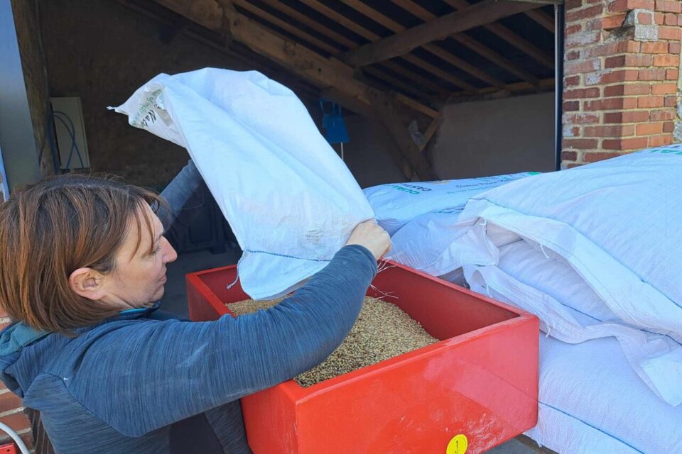 Aurélie Bailleul peine à dégager un salaire avec son travail à la brasserie Fabrik2bulles près d'Yvetot.