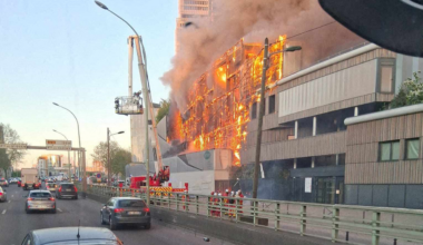 l'impressionnant incendie qui a ravagé un centre de tri des déchets