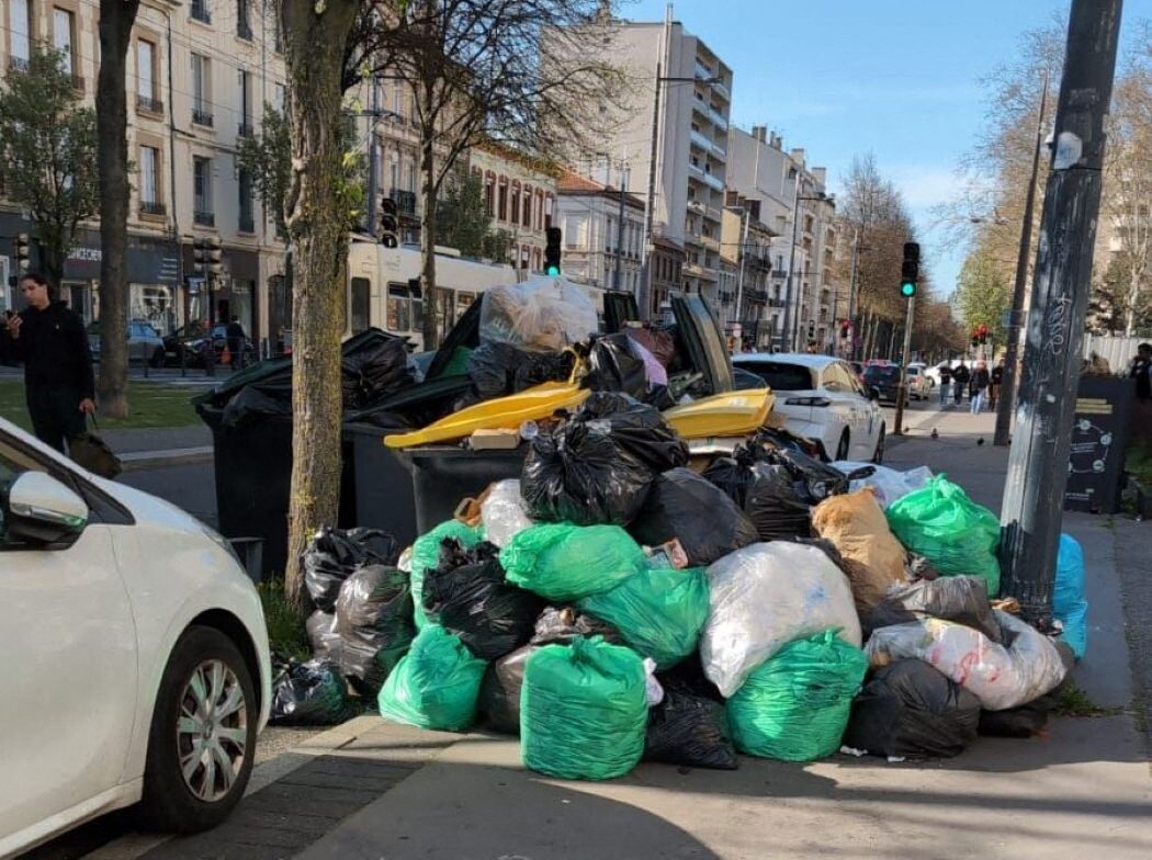 les poubelles s'entassent, le mouvement s'enlise