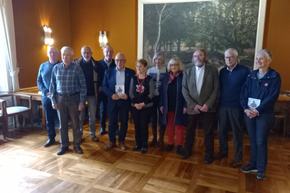 Les membres de l'ASFE aux côtés d'André Mellinger, maire, et d'Hélène Lacipière, conseillère municipale déléguée à la culture et au patrimoine