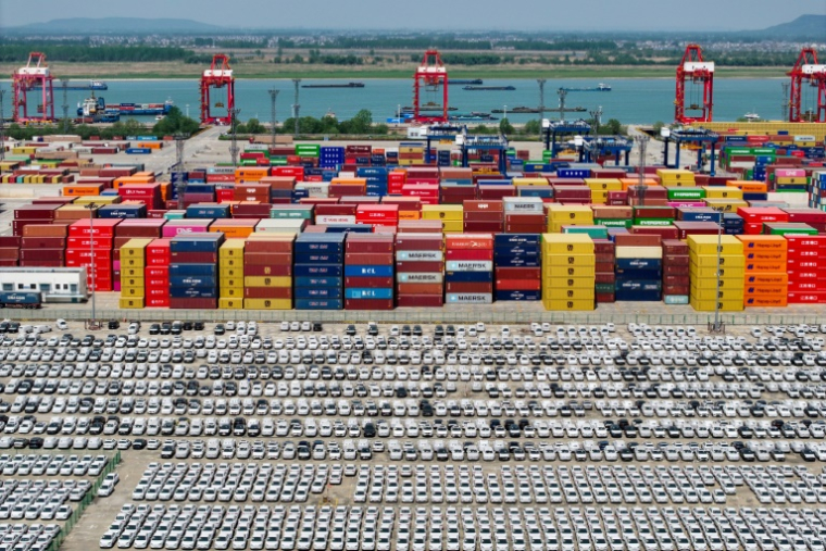 Des véhicules fabriqués en Chine et prêts à l'exportation, dans le port de Nanjing, le 16 avril 2025 ( AFP / STR )
