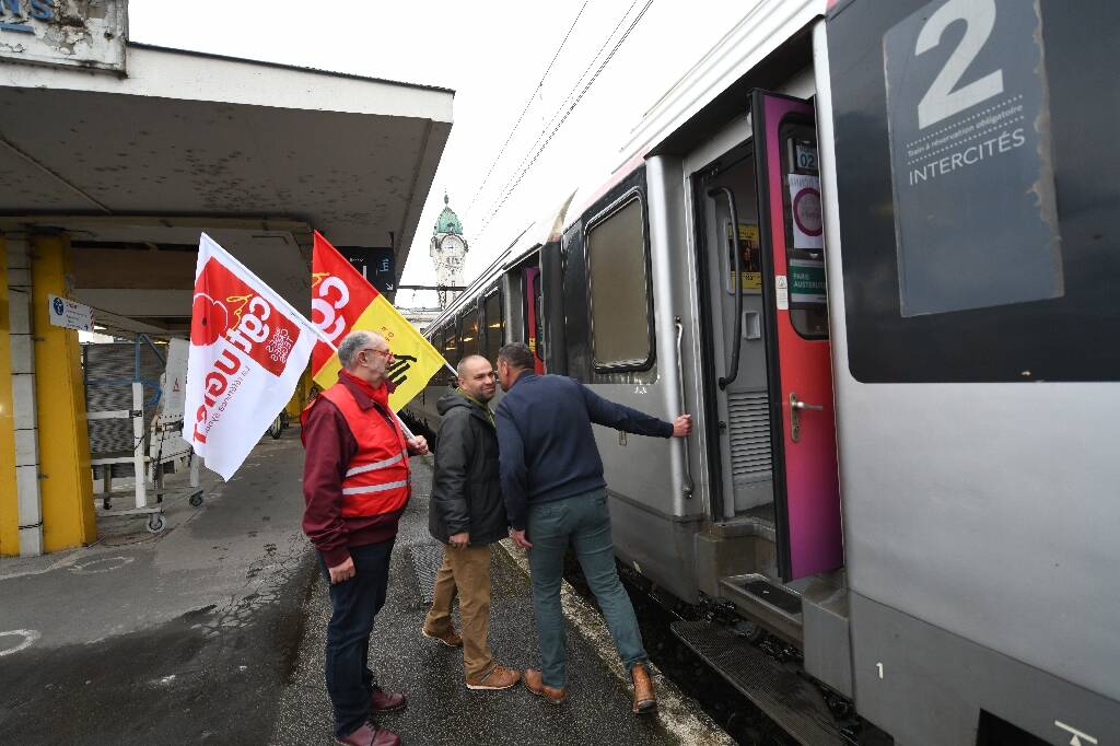 Trains Paris-Orléans-Limoges-Toulouse et Paris-Clermont: "l'exaspération" des usagers de lignes SNCF "dégradées"