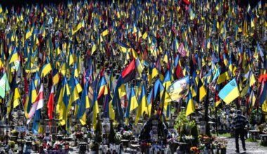 Le cimetière militaire Lychakiv, à Lviv, décoré de drapeaux ukrainiens, le dimanche de Pâques, le 20 avril 2025 (YURIY DYACHYSHYN)