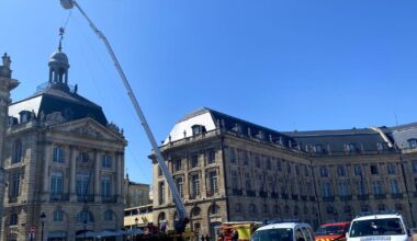 un paratonnerre vieux d’un siècle et lourd de 100 kilos menace de s’effondrer place de la Bourse