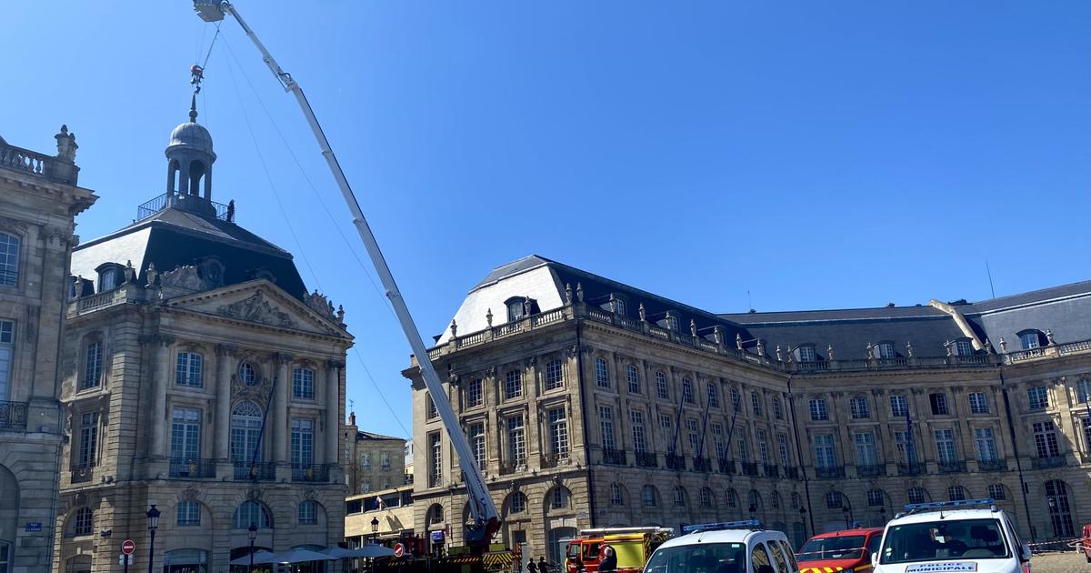 un paratonnerre vieux d’un siècle et lourd de 100 kilos menace de s’effondrer place de la Bourse