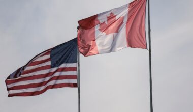 Les drapeaux canadien et américain déployés à Blaine, dans l'Etat de Washington, à proximité de la frontière entre les deux pays, le 5 mars 2025.