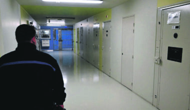 «Quand la France ferme des écoles et ouvre des prisons coûtant “un pognon de dingue”»