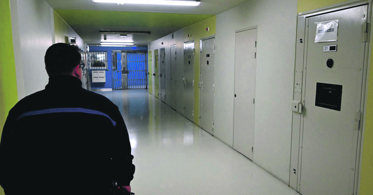«Quand la France ferme des écoles et ouvre des prisons coûtant “un pognon de dingue”»