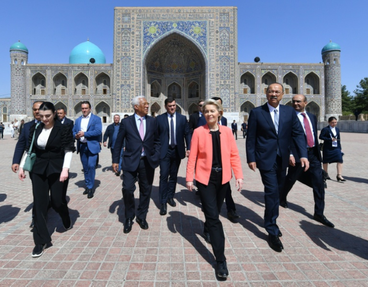 La présidente de la Commission européenne Ursula von der Leyen visite la place du Régistan, le 3 avril 2025 à Samarcande en Ouzbékistan ( AFP / VYACHESLAV OSELEDKO )