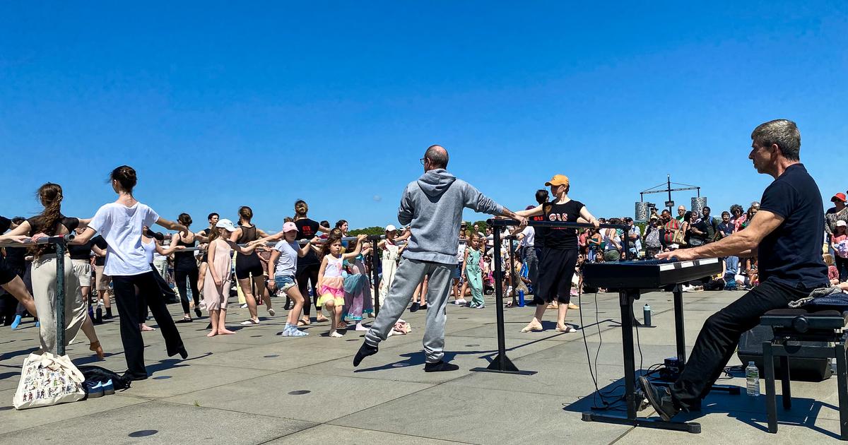 Le ballet national de Bordeaux danse sur le miroir d’eau avec les badauds