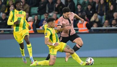 Le Brésilien Douglas Augusto (C) buteur pour Nantes contre le Paris SG (1-1), aux prises avec le Parisien Gonçalo Ramos (d), lors de la 29e journée de Ligue 1, le 22 avril 2025 à la Beaujoire (Damien MEYER)